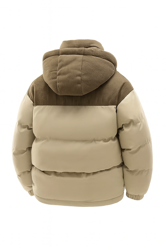 Brun vinterjakke med hætte, set fra bagsiden, egnet til kolde årstider