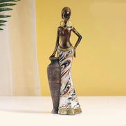 Silvra kvindefigur i resin – dekorativ skulptur til bord eller hylde