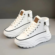 Selina sneaker med rund tå og snørelukning