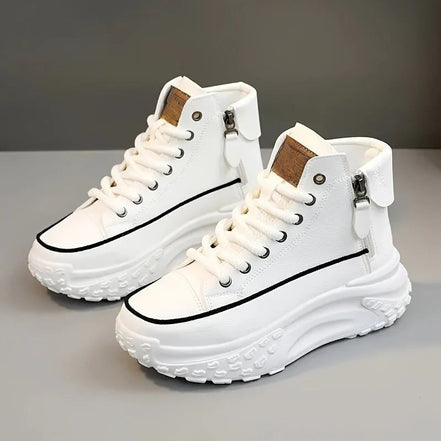 Selina sneaker med rund tå og snørelukning