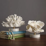 Sorvella dekorativ skulptur i resin – figur med rund base til bord eller hylde