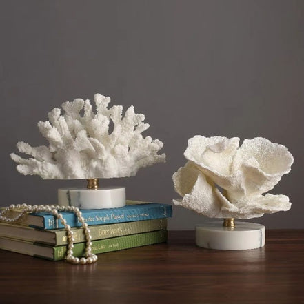Sorvella dekorativ skulptur i resin – figur med rund base til bord eller hylde