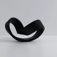 Orvena ringornament i keramik – dekorativ ringfigur til bord eller hylde