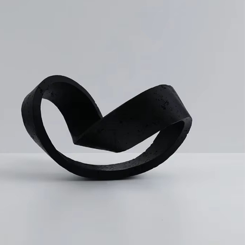 Orvena ringornament i keramik – dekorativ ringfigur til bord eller hylde