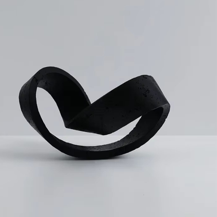Orvena ringornament i keramik – dekorativ ringfigur til bord eller hylde
