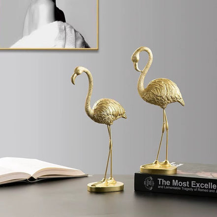 Florexa flamingostatue i resin – borddekoration i guldfarve