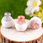Varena mini blomstervase i resin – lille vase til bord eller hylde