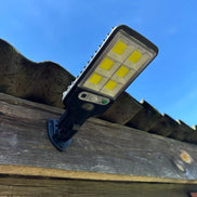 Norvexa solcellelampe – LED lampe med automatisk tænding og væg- eller jordmontering