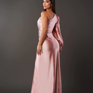 Elvienne One-shoulder lang kjole med slids