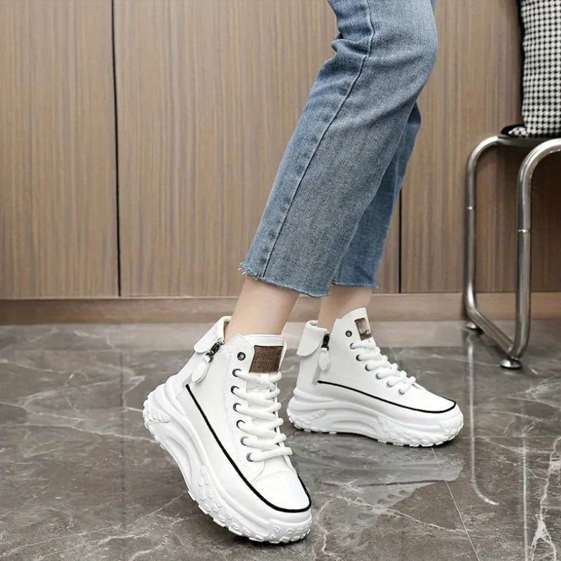 Selina sneaker med rund tå og snørelukning