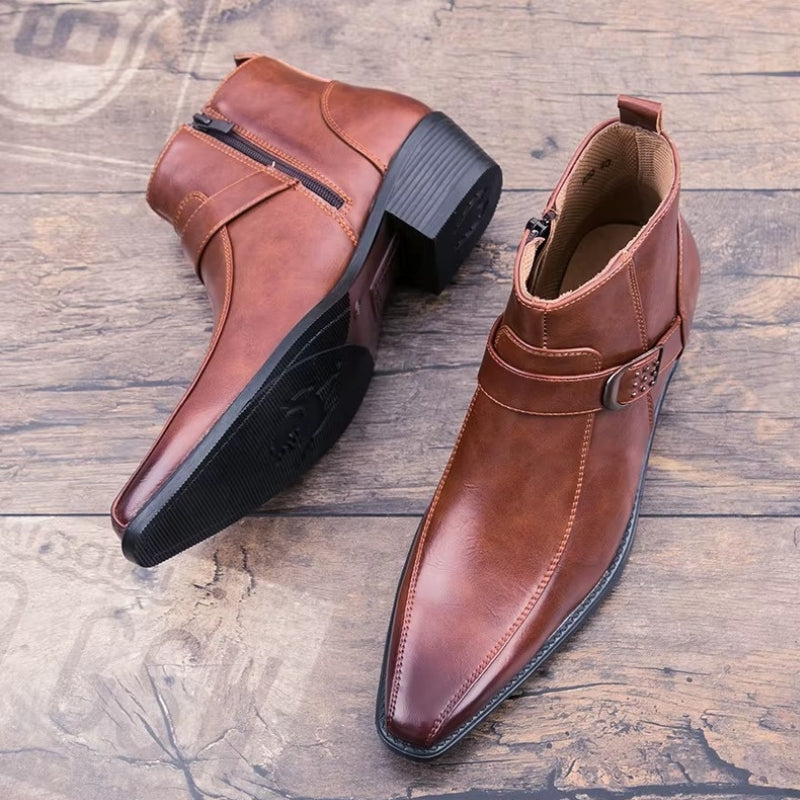 Calmira ankle boots med dekorativ spænderem