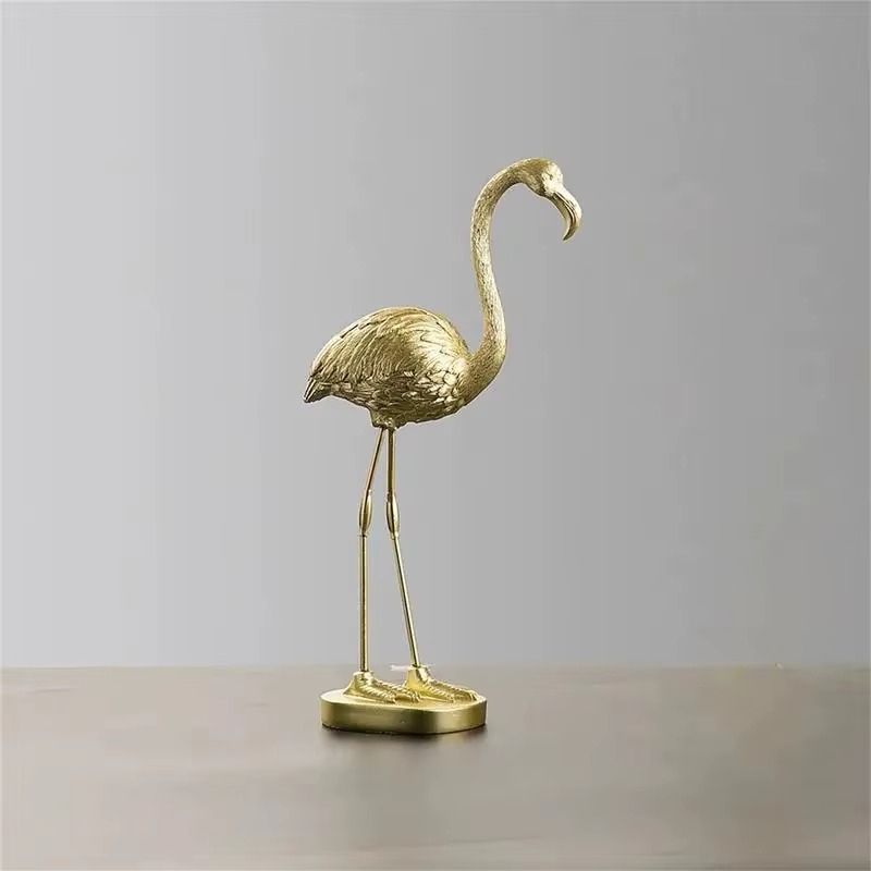 Florexa flamingostatue i resin – borddekoration i guldfarve