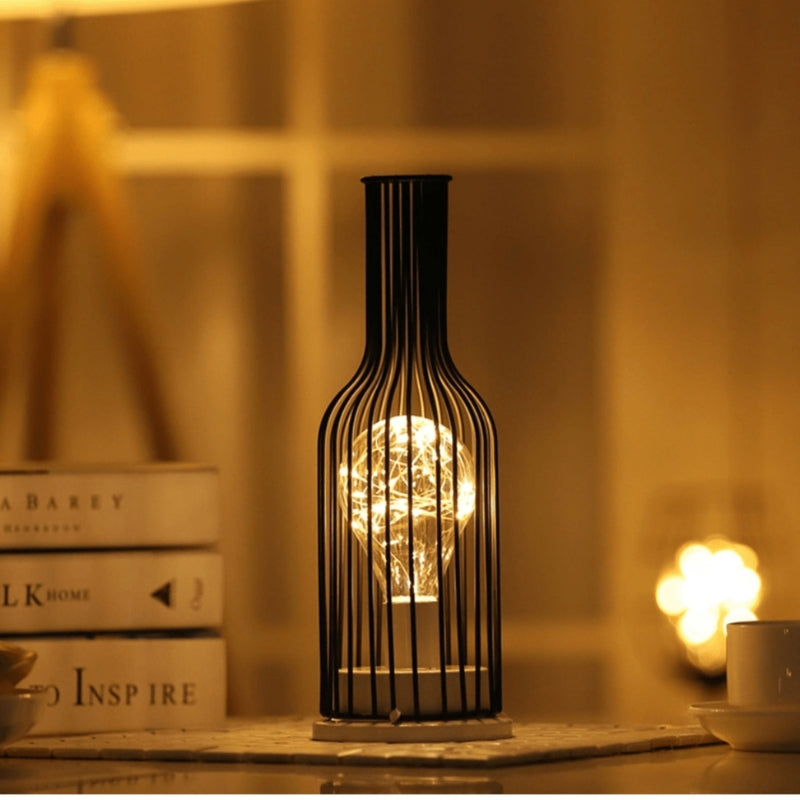Trinexa bordlampe i stål – lampe med trådkurvdesign til bordplacering