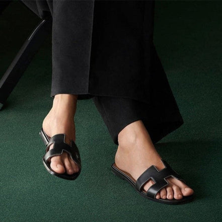 Flade damesandaler med skridsikker sål og remdesign – Velora