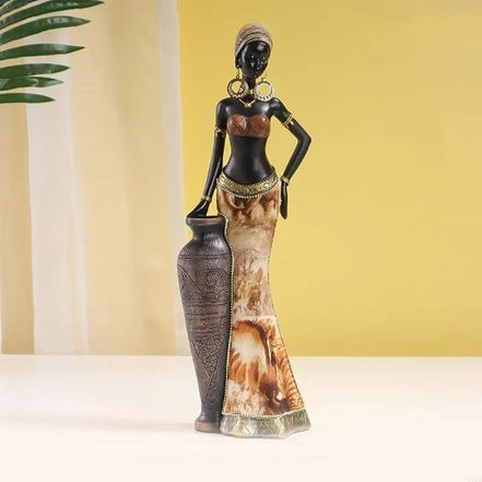 Silvra kvindefigur i resin – dekorativ skulptur til bord eller hylde