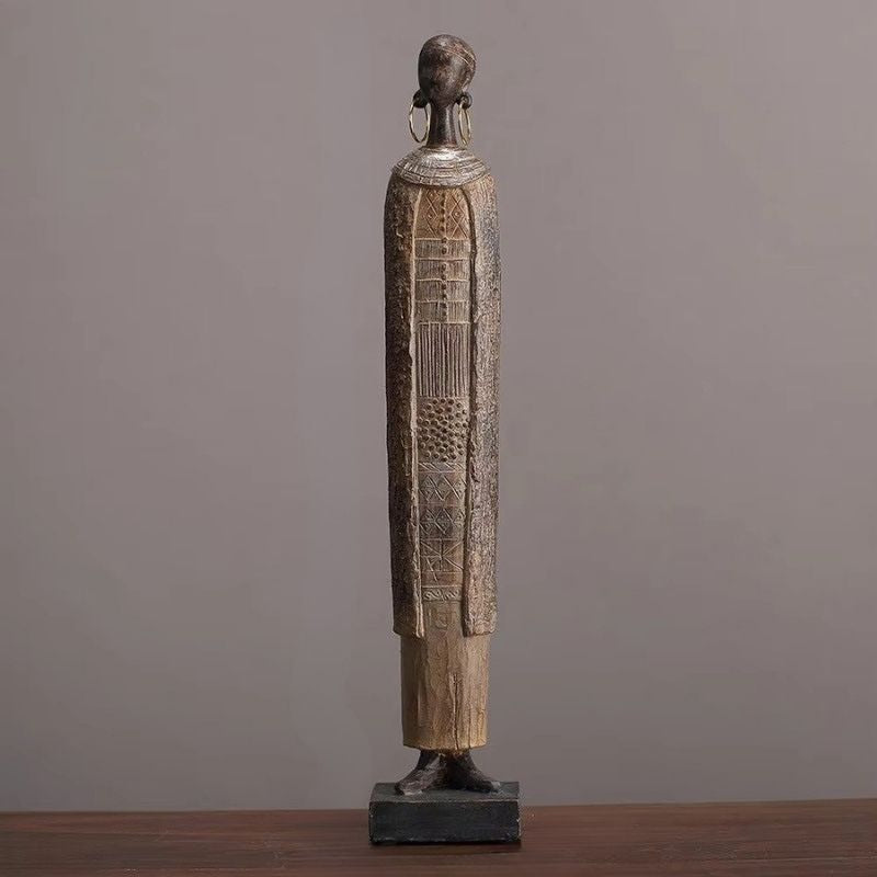 Velora kvindestatue i resin – dekorativ figur til bord eller hylde