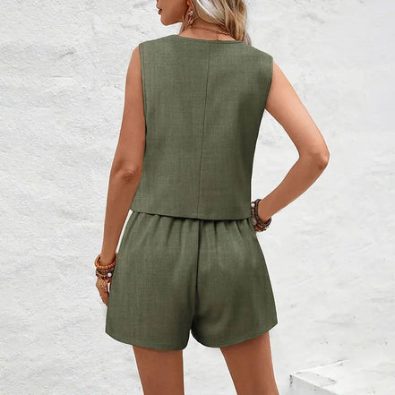 Elvra 2-delt sæt – ærmeløs vest med knapper og shorts