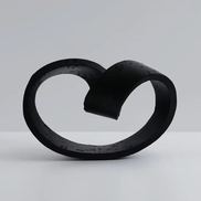 Orvena ringornament i keramik – dekorativ ringfigur til bord eller hylde