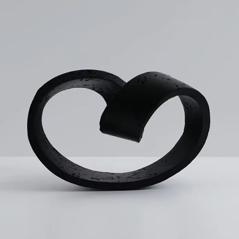 Orvena ringornament i keramik – dekorativ ringfigur til bord eller hylde
