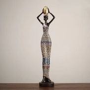 Femora kvindefigur i resin – dekorativ skulptur til bord eller hylde