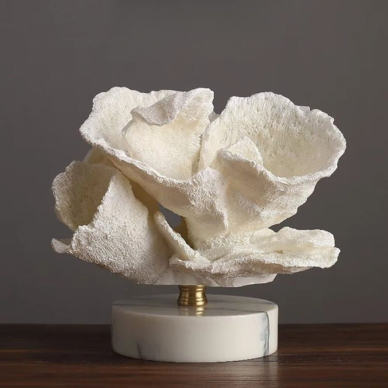 Sorvella dekorativ skulptur i resin – figur med rund base til bord eller hylde