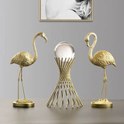 Florexa flamingostatue i resin – borddekoration i guldfarve