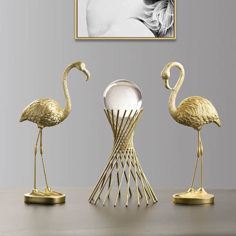 Florexa flamingostatue i resin – borddekoration i guldfarve