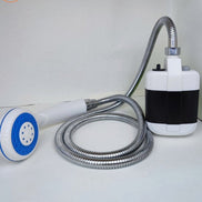 Bærbar bruser med USB pumpe og håndbruser – mobil bruser til camping og udendørs brug – Travara