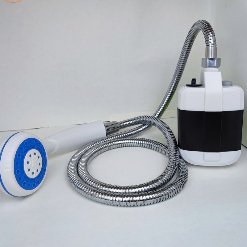 Bærbar bruser med USB pumpe og håndbruser – mobil bruser til camping og udendørs brug – Travara
