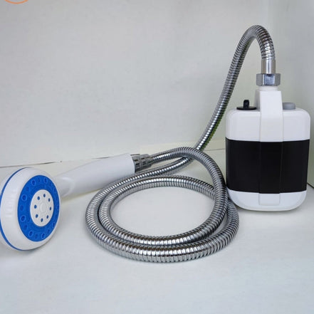 Bærbar bruser med USB pumpe og håndbruser – mobil bruser til camping og udendørs brug – Travara