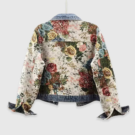 Elvina jakke med blomsterprint og knaplukning