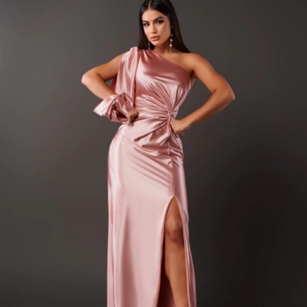 Elvienne One-shoulder lang kjole med slids