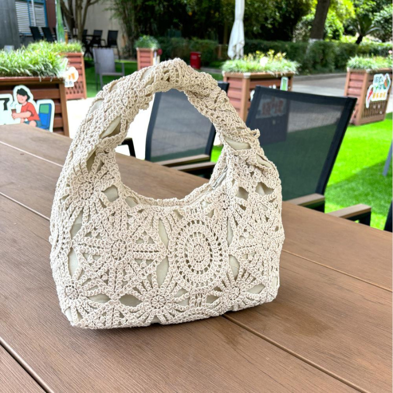 Arvella handbag med udskåret mønster