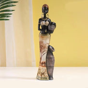 Silvra kvindefigur i resin – dekorativ skulptur til bord eller hylde