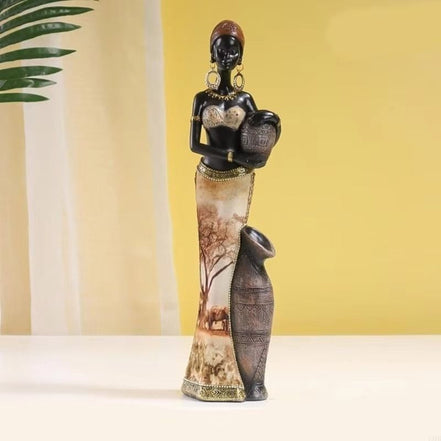 Silvra kvindefigur i resin – dekorativ skulptur til bord eller hylde
