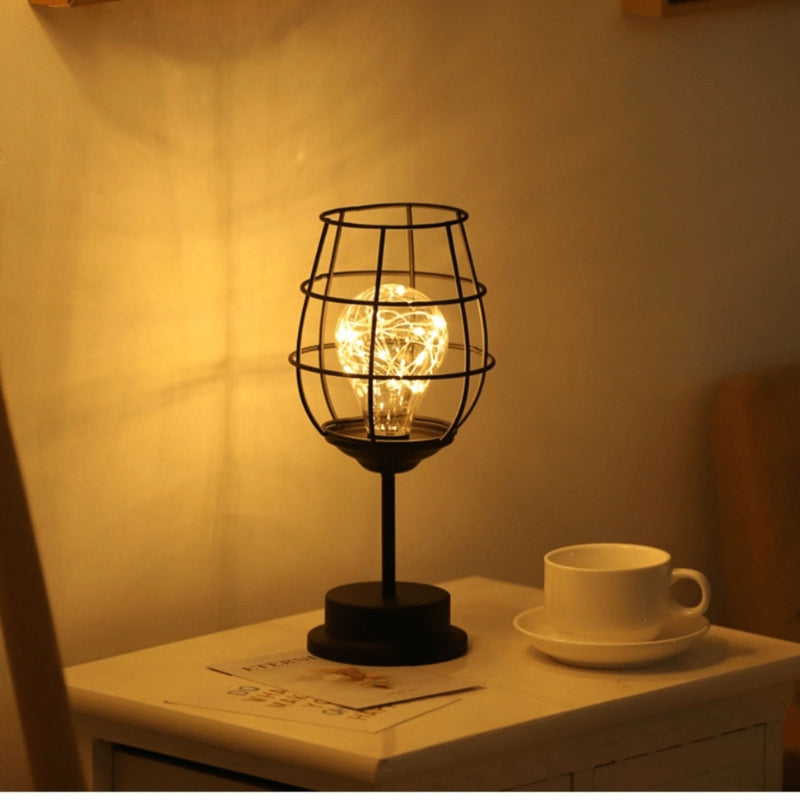 Trinexa bordlampe i stål – lampe med trådkurvdesign til bordplacering