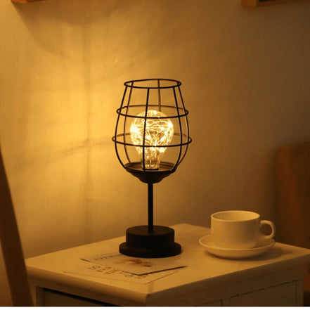 Trinexa bordlampe i stål – lampe med trådkurvdesign til bordplacering
