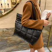 Calindra handbag med rummeligt indre