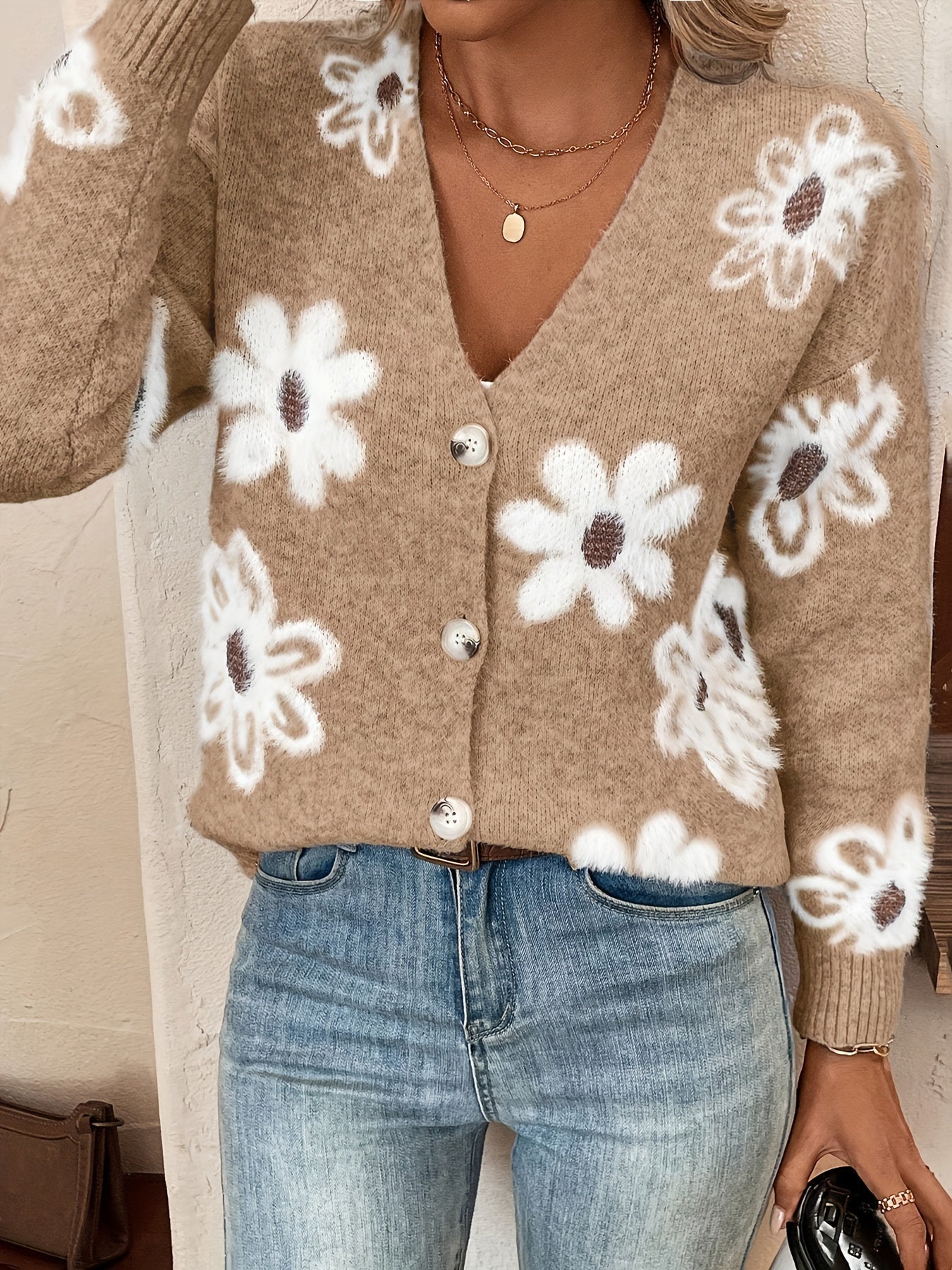 Daisy knit cardigan – blomstermønstret strik med V-udskæring