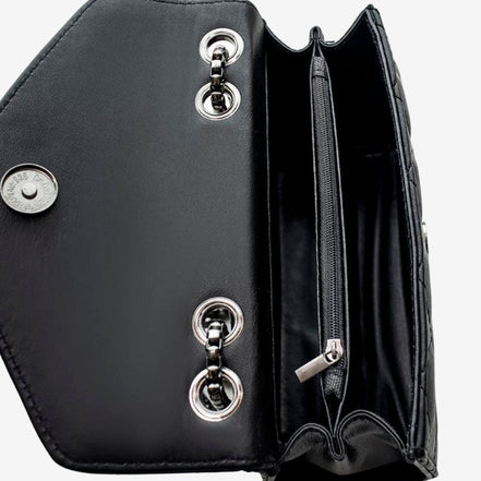 Quirela skuldertaske med quiltet design rummeligt indvendigt rum