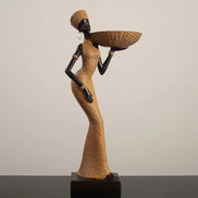 Femora kvindefigur i resin – dekorativ skulptur til bord eller hylde
