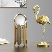 Florexa flamingostatue i resin – borddekoration i guldfarve