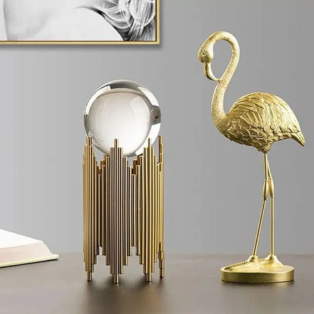Florexa flamingostatue i resin – borddekoration i guldfarve