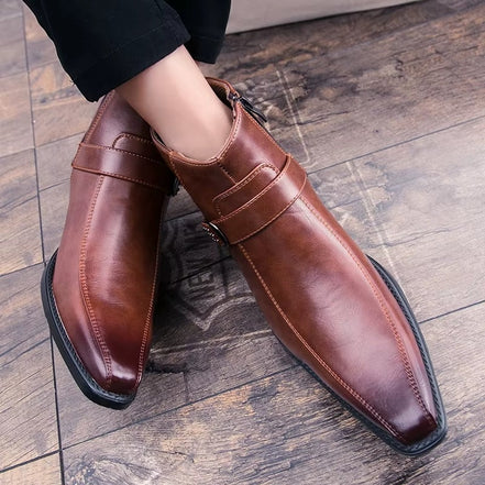 Calmira ankle boots med dekorativ spænderem