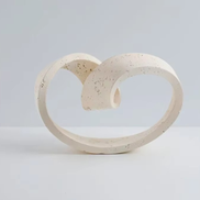 Orvena ringornament i keramik – dekorativ ringfigur til bord eller hylde