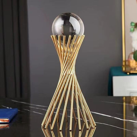 Orliva dekorativ statue i metal – kugleformet borddekoration i guldfarve