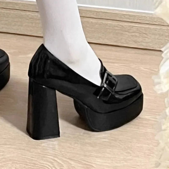Damskie buty na koturnie z klamrą – buty na co dzień i na czas wolny – Velmora