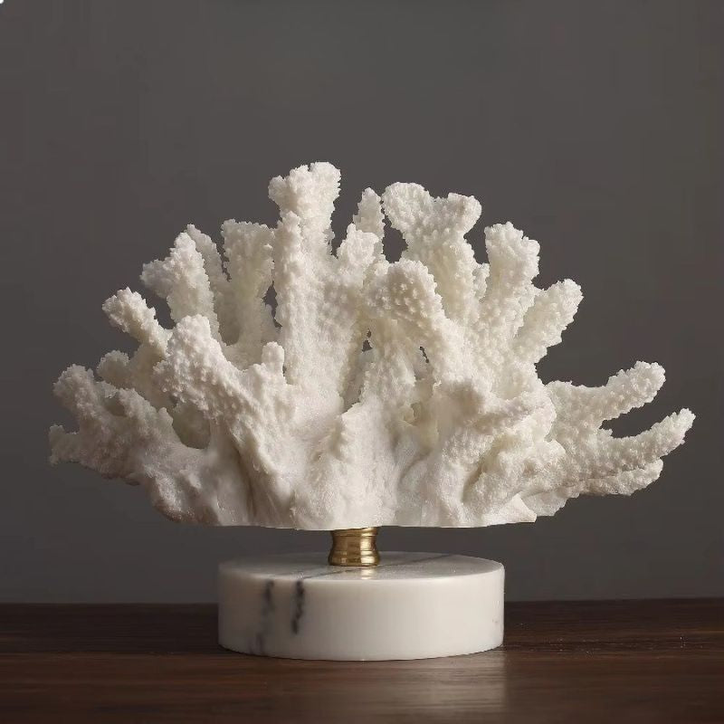 Sorvella dekorativ skulptur i resin – figur med rund base til bord eller hylde
