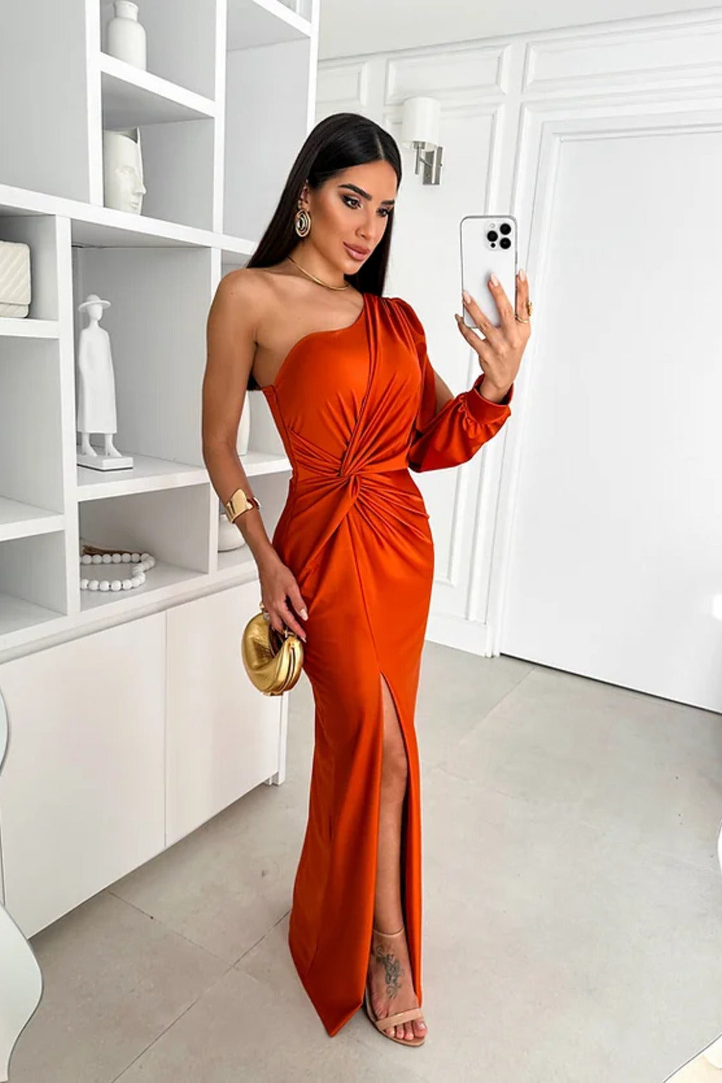 Selvoria dame maxikjole – one shoulder kjole med drapering og slids