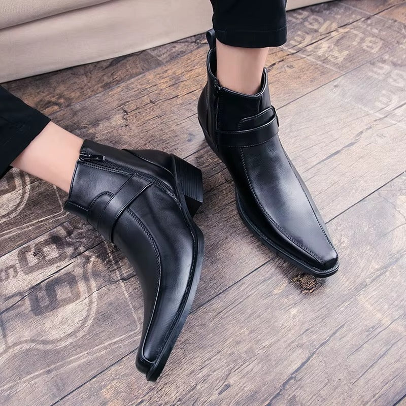 Calmira ankle boots med dekorativ spænderem